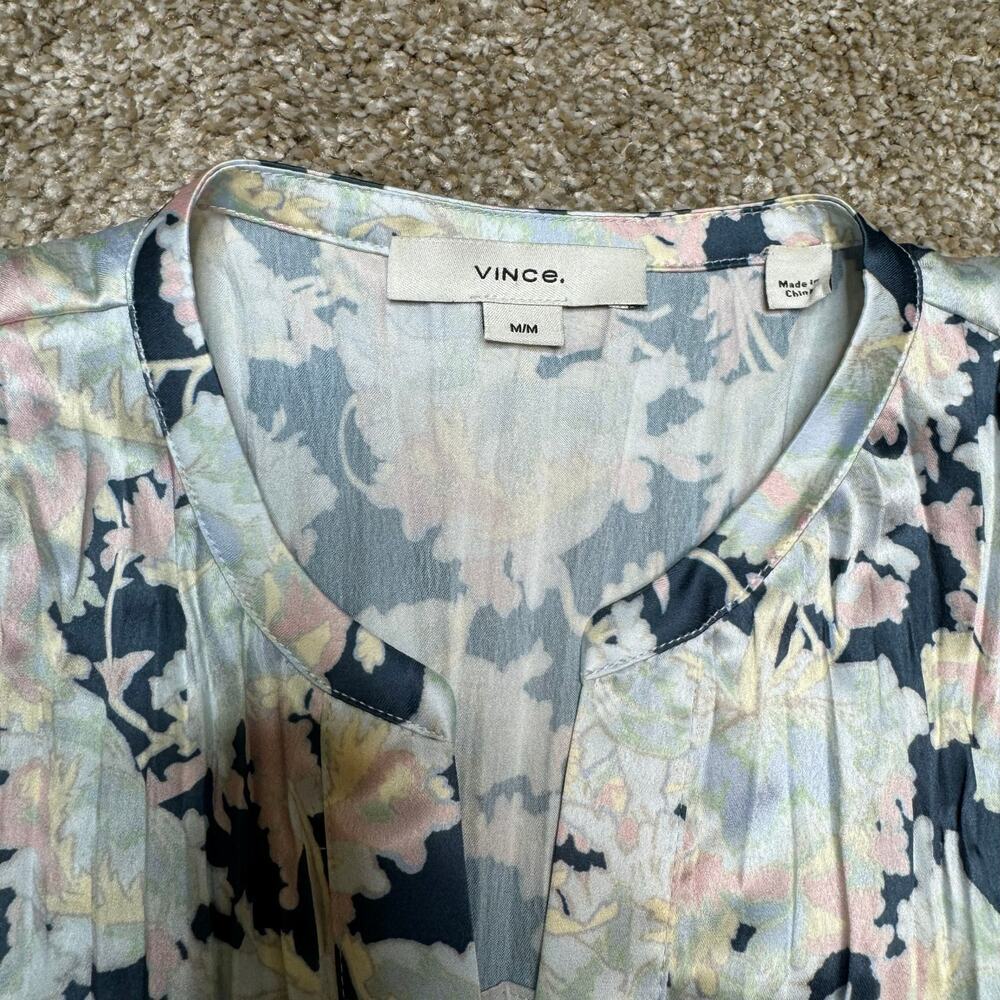 VINCE Top Lotus Pleated Floral Crinkle Blue Pink Blouse Button Down Satin Size M - Picture 3 of 8